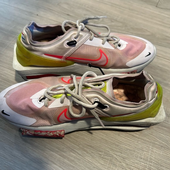 Nike Women’s Red Fontanka Edge Sneakers - Size 7.5 | Stylish & Versatile Active - Picture 6 of 6